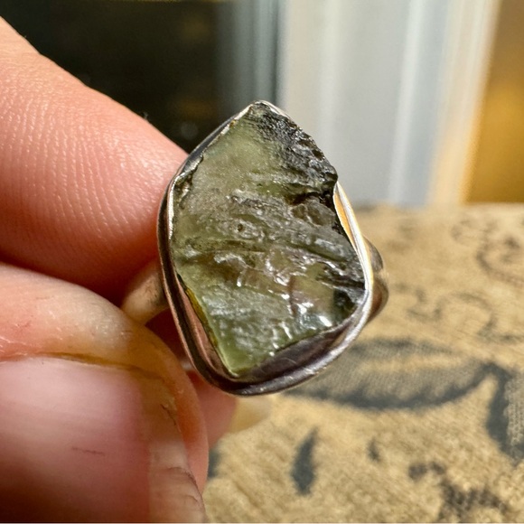 Moldavite and sterling silver ring - Picture 9 of 16